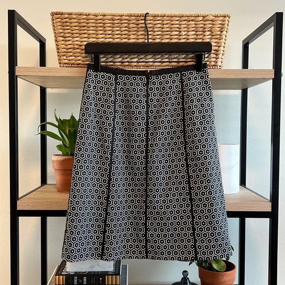 Ann Taylor 100% Silk Black & White Floral Classic Skirt, 2P - Picture 4 of 6